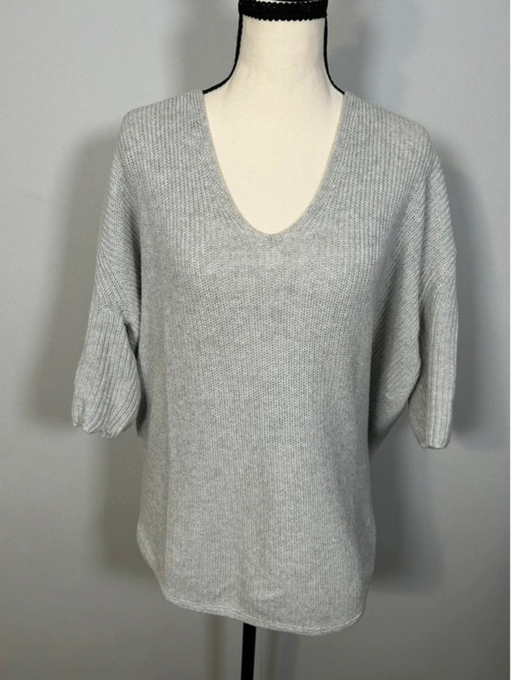 Title: Express Gray Lightweight Knit V-Neck Sweater Size S Balloon Sleeve